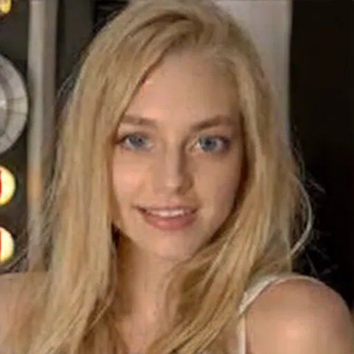 The young blonde woman ((AshleyLightspeed))
Photo